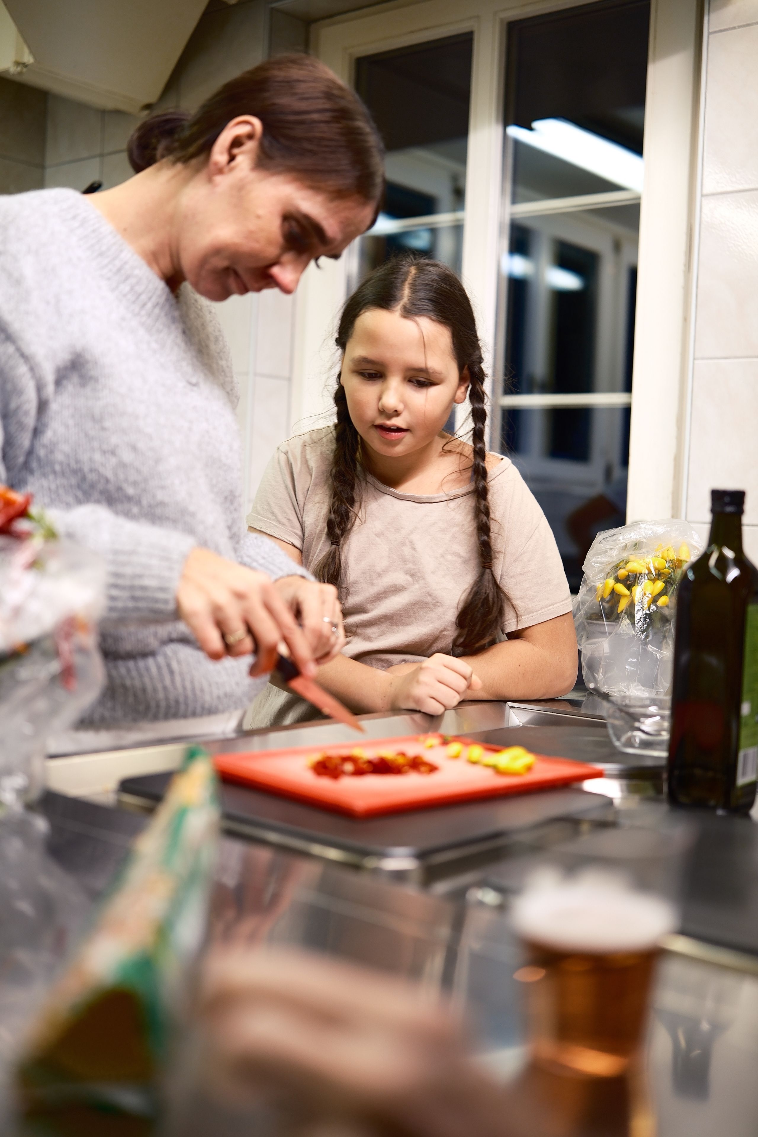 Zo krijg je je dochters aan het koken