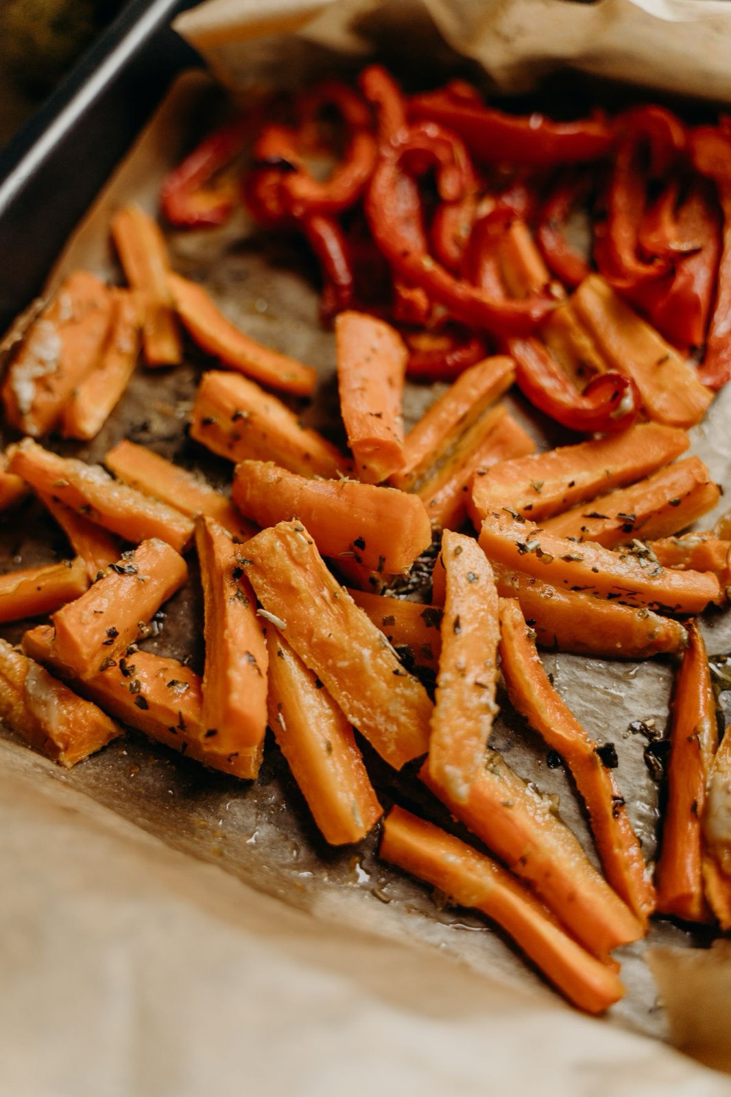 Traybake met kip, zoete aardappel en paprika