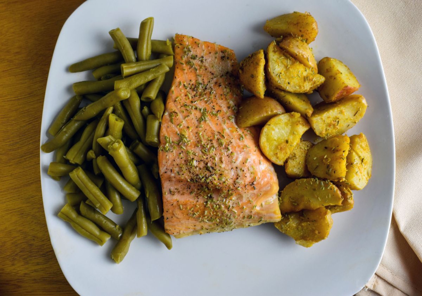 Zalm uit de oven met broccoli en krieltjes